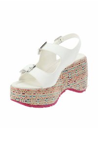Witte platform sandalen met twee gespbanden, een getextureerde geweven basis met multiculturele accenten en een roze rubberen zool.