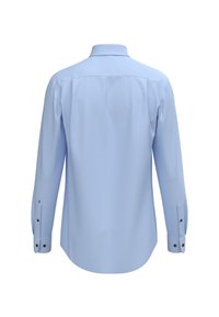 Camicia azzurro chiaro a maniche lunghe con vestibilità su misura. La trama del tessuto è liscia con un leggero motivo a righe. Presenta polsini con bottone e un colletto classico.