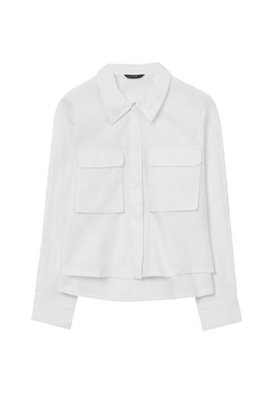 Weißes Langarmhemd mit spitzem Kragen, ausgestattet mit zwei Brusttaschen, entspannter Passform und leicht verkürztem Saum. Glatte Textur.