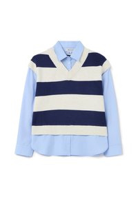 Maglione senza maniche a V in righe crema e blu navy sopra una camicia button-up azzurra. Tessuto in misto cotone, texture liscia, design stratificato.