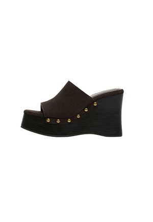Sandale compensée marron foncé pour femme avec bout ouvert, semelle épaisse en bois et clous en laiton sur le côté.