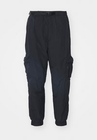 Kevytmustat kuormahousut, joissa on vyökiristys, joustavat lahkeensuut ja vetoketjulliset sivutaskut.