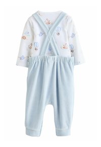 Zachte baby romper met lichtblauwe bretels over een wit langemouwen shirt met prints van boten, luchtballonnen, vogels en egels.