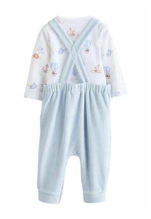 Blød babydragt med lyseblå seler over en langærmet hvid skjorte med motiver af både, luftballoner, fugle og pindsvin.