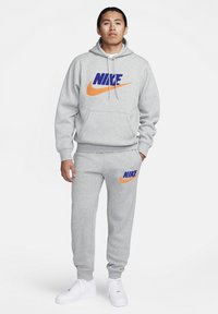 Nike Sportswear M NK CLUB BB PO CHNL FTRA - Felpa con cappuccio - dk grey heather deep royal blue safety orange