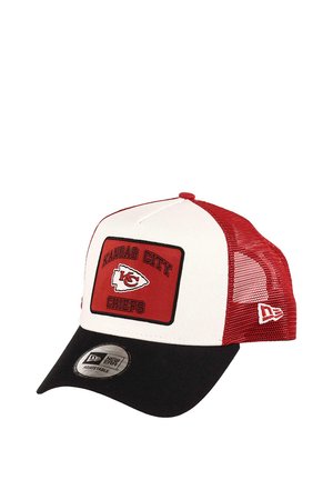 Rote und weiße verstellbare Kappe mit schwarzem Schirm; verfügt über ein quadratisches Patch mit dem Schriftzug "Kansas City Chiefs" und dem Logo, sowie einem Mesh-Rücken.
