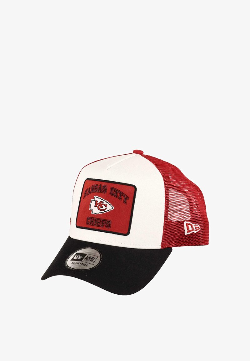 Rote und weiße verstellbare Kappe mit schwarzem Schirm; verfügt über ein quadratisches Patch mit dem Schriftzug "Kansas City Chiefs" und dem Logo, sowie einem Mesh-Rücken.