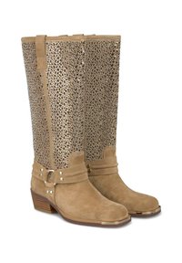 Botas de ante color beige hasta la rodilla con brillantes acentos de strass, punta redondeada, tacón bajo apilado y detalles de correas decorativas.