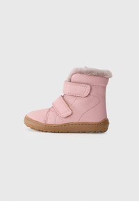 Botine de gleznă roz din piele, cu două curele Velcro, margine din blăniță moale în partea de sus și un toc din cauciuc maro. Finisaj texturat pe piele.