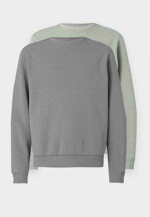 To sweatshirts stablet lodret. Den forreste er grå, med rund hals, ribbede manchetter og kant. Den bagerste er lysegrøn.
