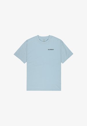Jasnoniebieska bawełniana koszulka z okrągłym dekoltem, krótkimi rękawami i czarnym logo „ELEMENT” nadrukowanym na lewej piersi.