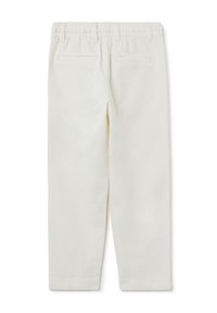 Witte katoenen broek met een elastische tailleband, voorzien van twee achterzakken en een rechte pijpdesign. Soepele textuur en geen zichtbare patronen.