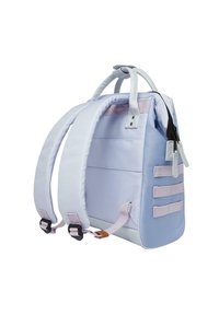 Zaino in toni di blu chiaro e viola morbido, realizzato in tessuto resistente, con spallacci imbottiti, chiusura a zip e dettagli con cinghie laterali.