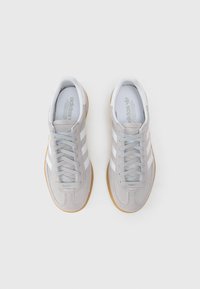 adidas Originals HANDBALL SPEZIAL UNISEX - Sapatilhas - grey two   cloud white   gum