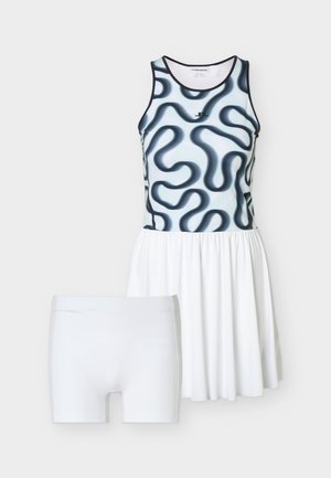 Robe blanche sans manches avec un motif abstrait ondulé noir sur le haut et une jupe blanche unie, accompagnée d'un short de sport blanc assorti.