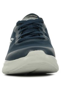 Scarpa sportiva blu navy con tomaia in rete, design con lacci e suola bianca imbottita. Presenta un logo sul lato e una finitura testurizzata.