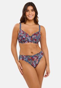 Ensemble soutien-gorge et culotte en dentelle bleu avec broderies florales. Présente des bords en forme de vagues et des bretelles réglables. Texture douce avec des détails complexes.