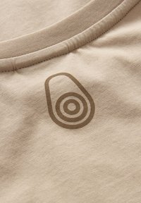 Sail Racing BOWMAN TEE - Triko s potiskem - dry sand