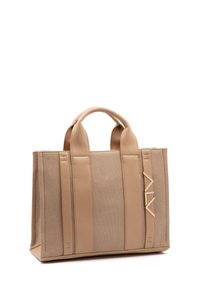 Beige draagtas van stof met leren handvatten, voorzien van een verticaal gestreept ontwerp en een reliëflogo aan de zijkant.