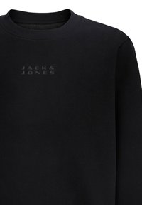 Felpa nera realizzata in tessuto morbido e testurizzato. Presenta un collo a giro e un leggero logo impresso "JACK & JONES" sulla parte anteriore.