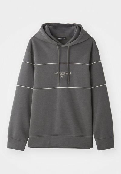 Sweatshirt cinza com capuz e detalhes em branco, apresentando um logotipo bordado no peito. Feito de um tecido macio e texturizado.