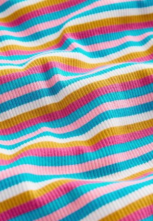 Rippstoff mit alternierenden horizontalen Streifen in Türkis, Pink, Weiß und Gold, der Textur und lebendige Farben zeigt.