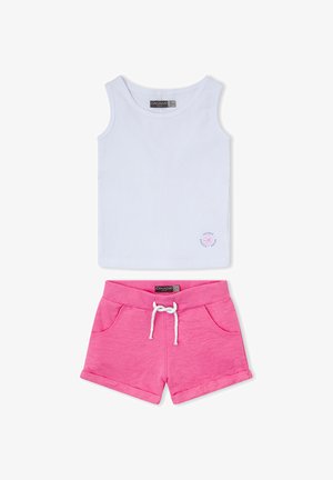 Camiseta sin mangas blanca acanalada con pequeño logo cerca del dobladillo, combinada con pantalones cortos rosas con dobladillo enrollado, cordón blanco y bolsillos delanteros.