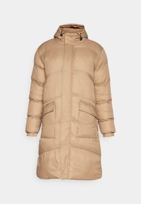 Beżowa kurtka puchowa z kapturem, z przednim zamkiem błyskawicznym, dwoma dużymi kieszeniami i elastycznymi mankietami. Materiał ma gładką, błyszczącą fakturę.
