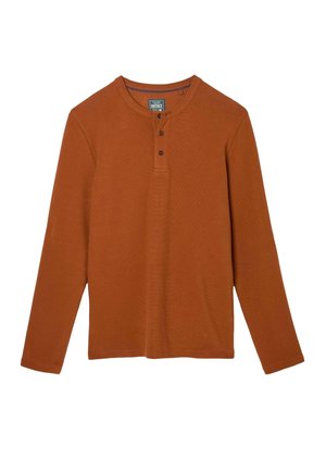 Langärmliges Henley-Shirt in rostorange, aus strukturiertem Stoff, mit Rundhalsausschnitt, einer Drei-Knopf-Leiste und lockerer Passform.