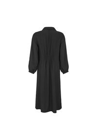 Svart, knälång klänning med krage, rynkad midja och trekvartsärmar. Tillverkad av ett mjukt tyg med en avslappnad passform.