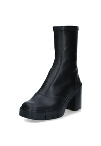 Bota de cuero negro hasta el tobillo con un tacón grueso, punta redondeada y superficie texturizada. Presenta un tubo liso y una costura superior acanalada.