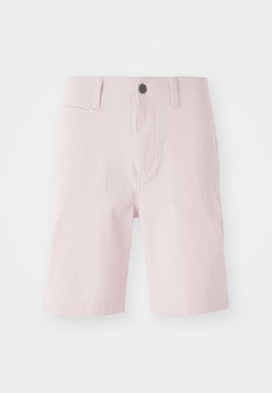 Gaiši rozā kokvilnas šorti ar plakanu priekšpusi, jostu cilpiņām, vienu pogu aizdari un sānu kabatām. Gluda tekstūra.