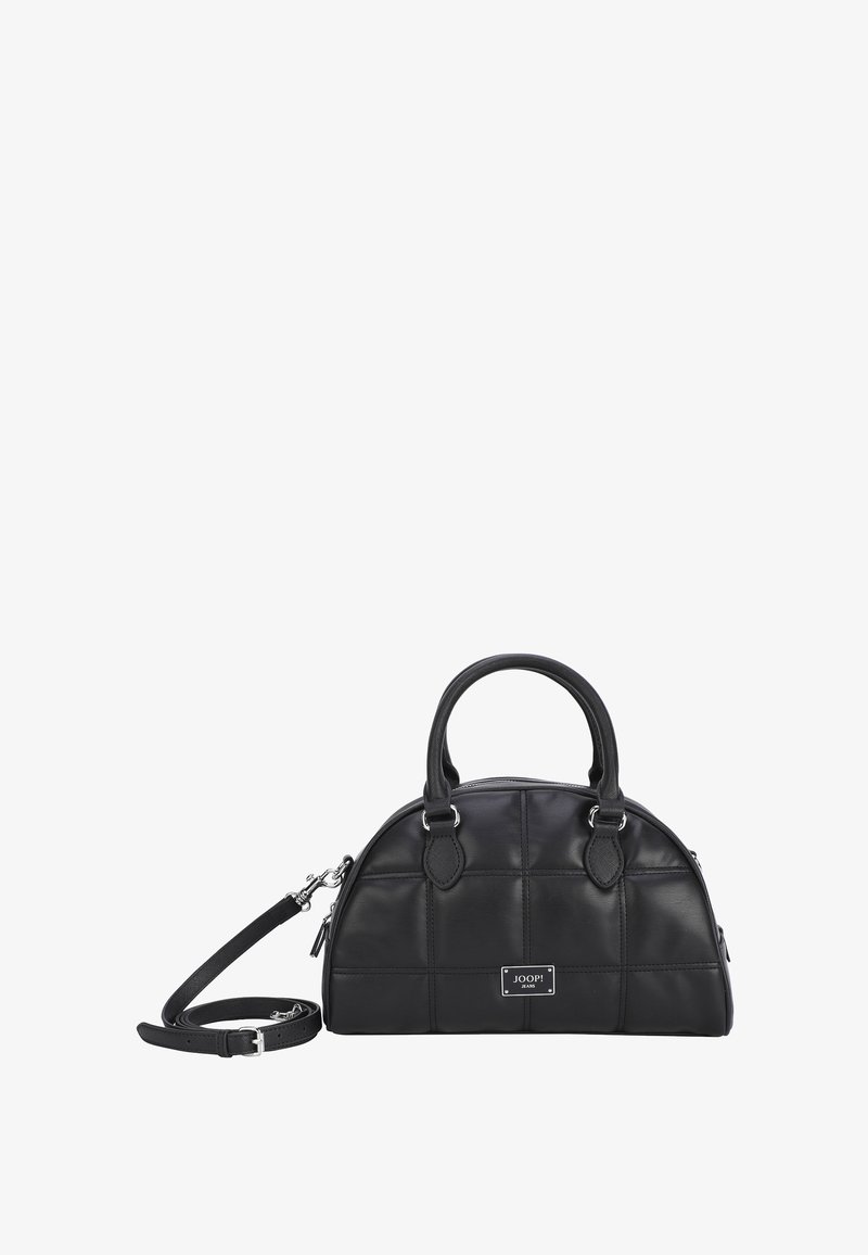 Črna usnjena torbica za roko zaobljene oblike, z oblikovanjem v obliki prešite tkanine, kratkimi ročaji in odstranljivo naramnico. Vključuje srebrno poudarjeno logotip.