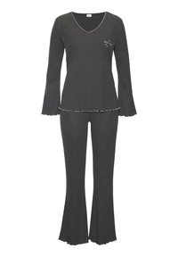 Grijs pyjama set met een V-hals lange mouwen top met gerimpelde manchetten en een decoratief geborduurd patroon, gecombineerd met flared broeken.