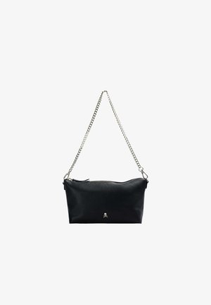 Sac à main en cuir noir avec une finition texturée, bandoulière en chaîne argentée et un petit logo crâne en accent. Fermeture zippée en haut, forme rectangulaire.