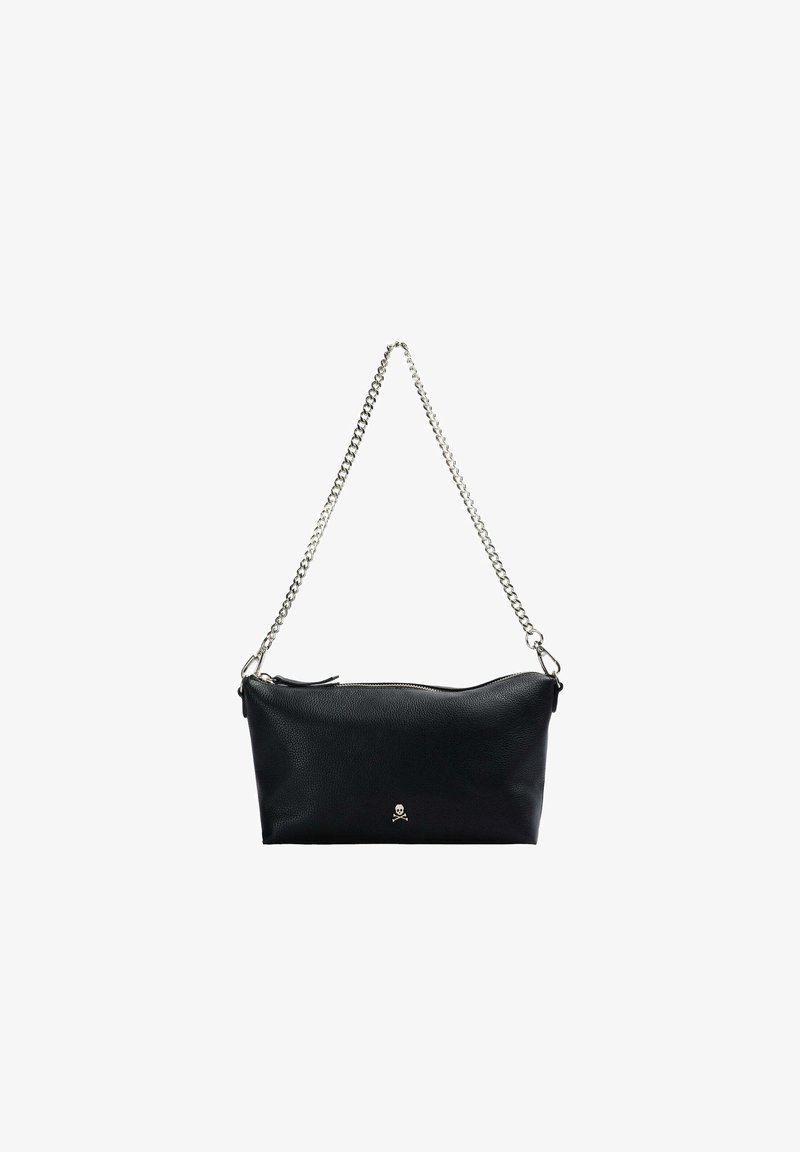Borsa a mano in pelle nera con finitura testurizzata, tracolla in catena argentata e un piccolo logo a forma di teschio. Chiusura superiore con zip, forma rettangolare.