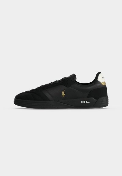 Μαύρο χαμηλό sneaker με χρυσό λογότυπο Polo στο πλάι, λευκή φτέρνα με κείμενο Polo και "RL" σε λευκό πάνω στη μαύρη σόλα.