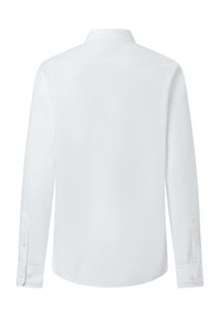 Biała koszula wizytowa z długim rękawem, pokazana od tyłu, z zapinanymi na guziki mankietami i klasycznym kołnierzem na białym tle.