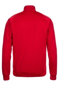Chaqueta roja con cremallera, diseñada con mangas largas, cuello alto y acentos texturizados en los hombros. Tejido suave con un diseño simple y aerodinámico.