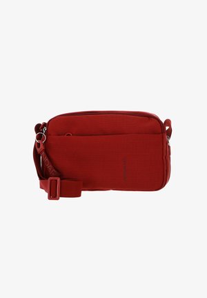 Borsa a tracolla rossa in tessuto testurizzato, con chiusura a zip, tracolla regolabile e tasca frontale. Presenta un accento con il marchio e un design rettangolare.