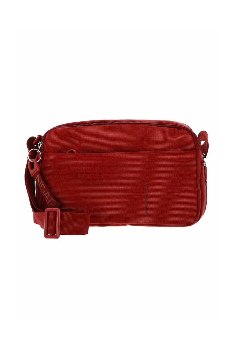 Borsa a tracolla rossa in tessuto testurizzato, con chiusura a zip, tracolla regolabile e tasca frontale. Presenta un accento con il marchio e un design rettangolare.