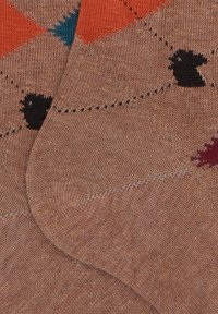 Calze marroni lavorate a maglia con una superficie testurizzata, caratterizzate da motivi a rombi colorati in arancione, teal e bordeaux, arricchiti da dettagli neri.