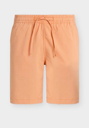 Ανδρικό ελαφρύ πορτοκαλί κοντό παντελόνι με ελαστική μέση και κορδόνι, με λεπτή κατακόρυφη ριγέ υφή, μήκος έως το γόνατο με ίσιο τελείωμα.