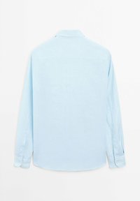 Lichtblauw longsleeve shirt met kraag, knoopmanchetten en een gladde textuur. De achterzijde toont een rechte zoomlijn en geen patronen.