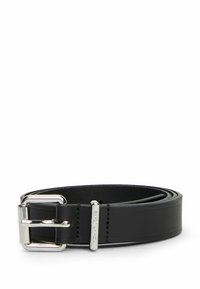 Ceinture en cuir noire avec une texture lisse et élégante, dotée d'une boucle en métal argenté et de détails discrets de la marque près de la boucle.
