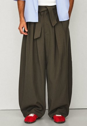Bershka, BELT BARREL-LEG - TROUSERS - Pantalon classique - khaki
