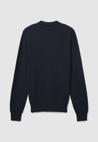 Dunkelblauer, gerippter Pullover mit langen Ärmeln, einem runden Kragen und einer strukturierten Oberfläche. Keine sichtbaren Logos oder Verzierungen.