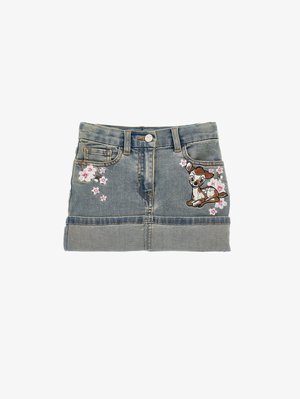 Gonna in denim di colore azzurro chiaro con orlo arrotolato. Caratterizzata da un design floreale ricamato e un motivo di un cervo dei cartoni animati sul davanti. Stile a cinque tasche.