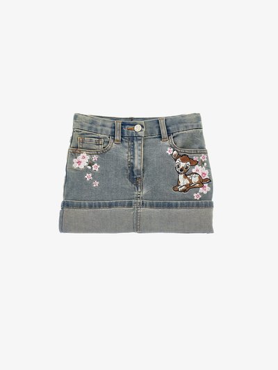 Gaišzila džinsus svārkus ar pagrieztu apakšmalu. Iedvesmots ar izšuvumu ziedu dizainu un karikatūru stila briedi uz priekšpuses. Piecu kabatu stils.