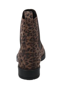 Leopardskinnade ankelskor i mocka med elastiska sidopaneler och dragtab. Gummisula och låg klack för stabilitet.